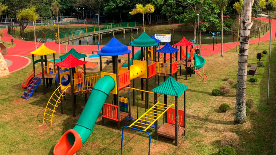 Playground Infantil e Lago do Bosque Municipal