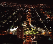 Vista aérea noturna da cidade de Umuarama