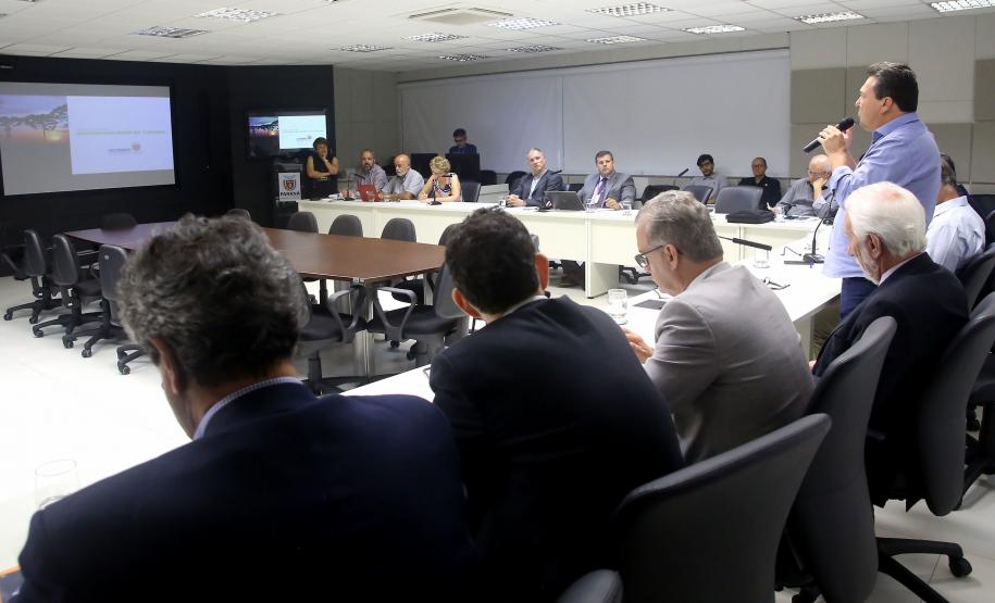 Representantes de secretarias e órgãos do Governo do Estado alinharam nesta quarta-feira (30) as estratégias para impulsionar o turismo no Paraná. O seminário Sustentabilidade do Turismo, promovido pela Secretaria de Estado do Desenvolvimento Sustentável e Turismo, com a participação do vice-governador Darci Piana, no Palácio das Araucárias, em Curitiba, teve o objetivo de integrar as ações de todas as áreas de governo que possam desenvolver e promover as atividades turísticas do Estado.  O setor é uma prio