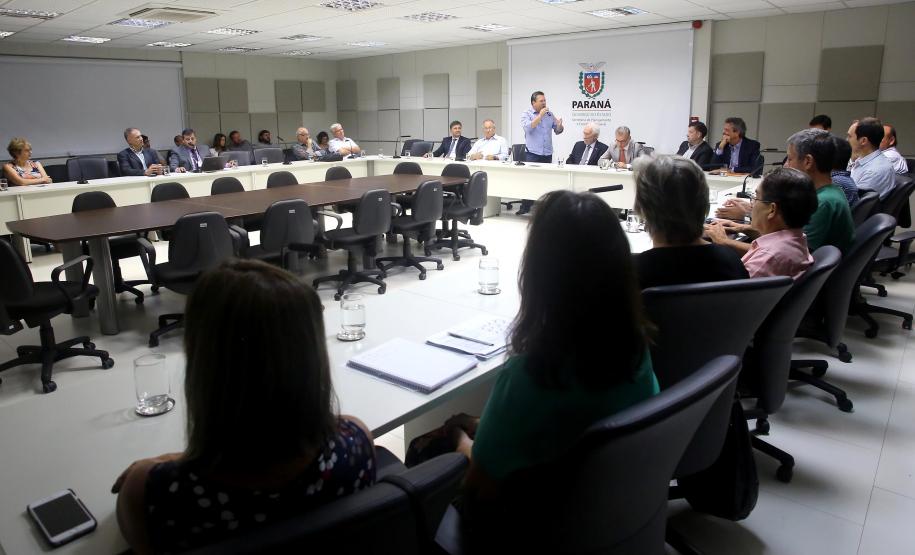 Representantes de secretarias e órgãos do Governo do Estado alinharam nesta quarta-feira (30) as estratégias para impulsionar o turismo no Paraná. O seminário Sustentabilidade do Turismo, promovido pela Secretaria de Estado do Desenvolvimento Sustentável e Turismo, com a participação do vice-governador Darci Piana, no Palácio das Araucárias, em Curitiba, teve o objetivo de integrar as ações de todas as áreas de governo que possam desenvolver e promover as atividades turísticas do Estado.  O setor é uma prio