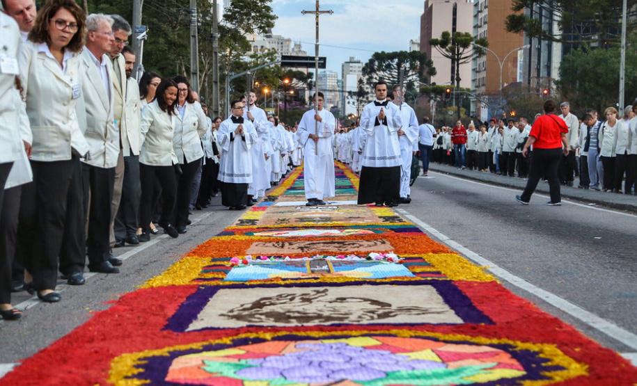 Tapetes tradicionais colorem ruas do Paraná no Corpus Christi