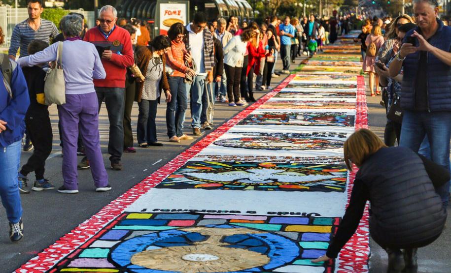 Tapetes tradicionais colorem ruas do Paraná no Corpus Christi