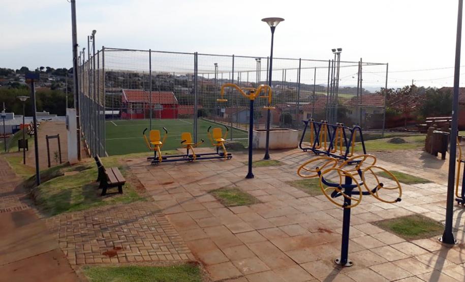 Campo de Grama Sintética e Academia ao Ar Livre