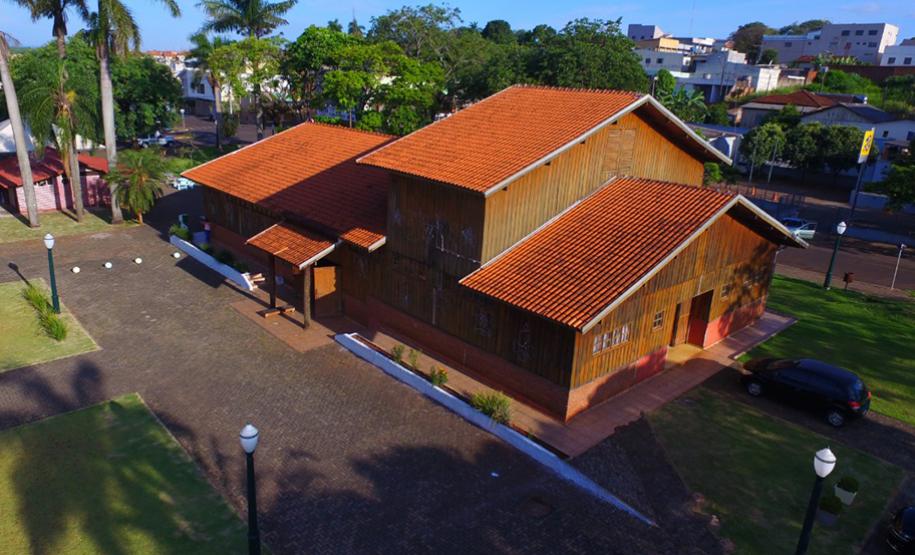 Teatro Banestado localizado na Praça da Bíblia