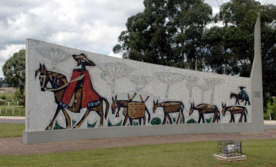 Painel de Poty Lazzarotto - Foto: Acervo SEBRAE - Mauro Frasson / Paraná Turismo