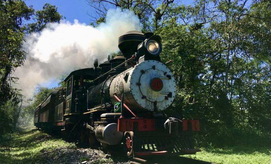 Maria Fumaça entre Morretes e Antonina vira atração no Litoral.