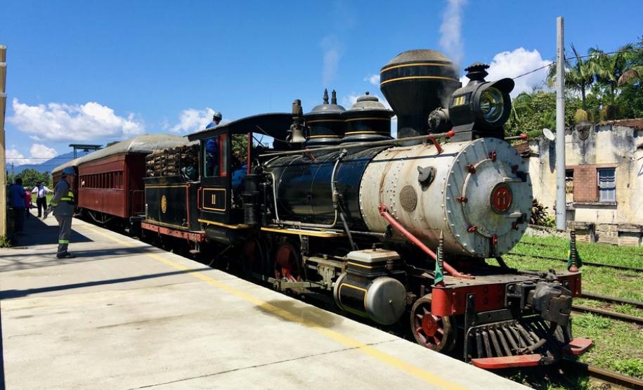 Maria Fumaça entre Morretes e Antonina vira atração no Litoral.