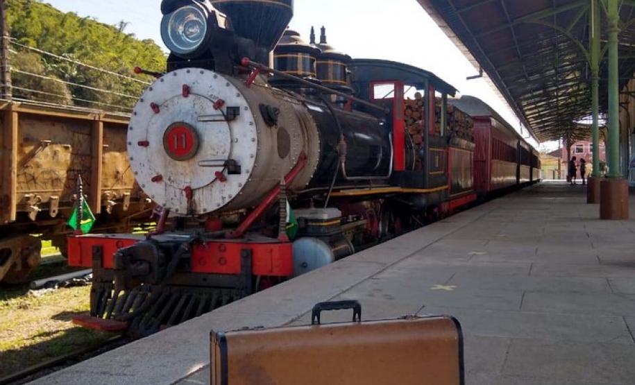 Maria Fumaça entre Morretes e Antonina vira atração no Litoral.