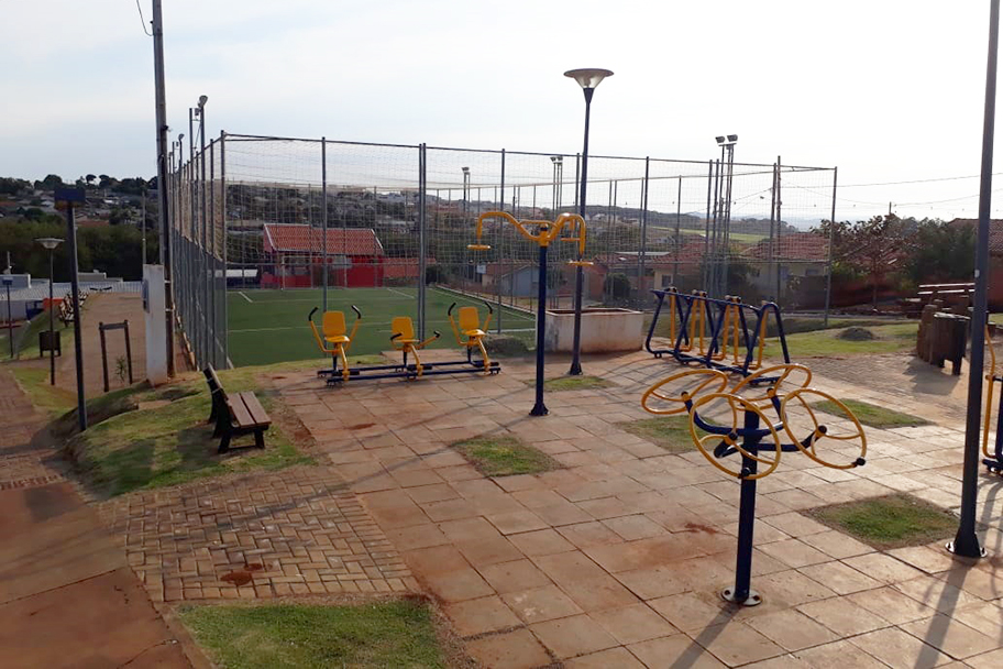 Campo de Grama Sintética e Academia ao Ar Livre