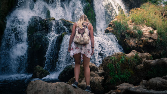 Mulher em cachoeira