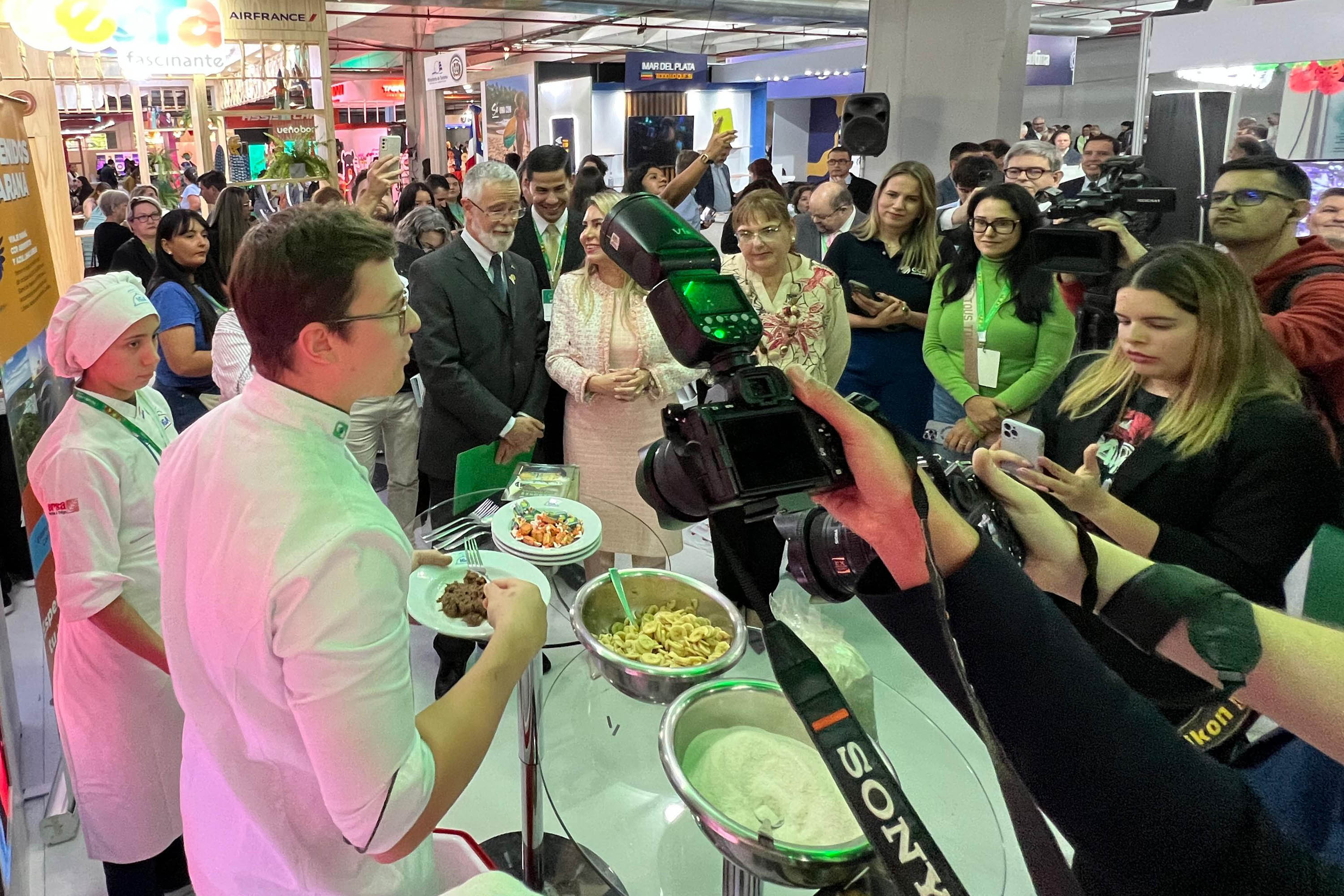 Notícia - Com recorde de participantes em estande, Paraná atrai turistas e negócios em feira no Paraguai