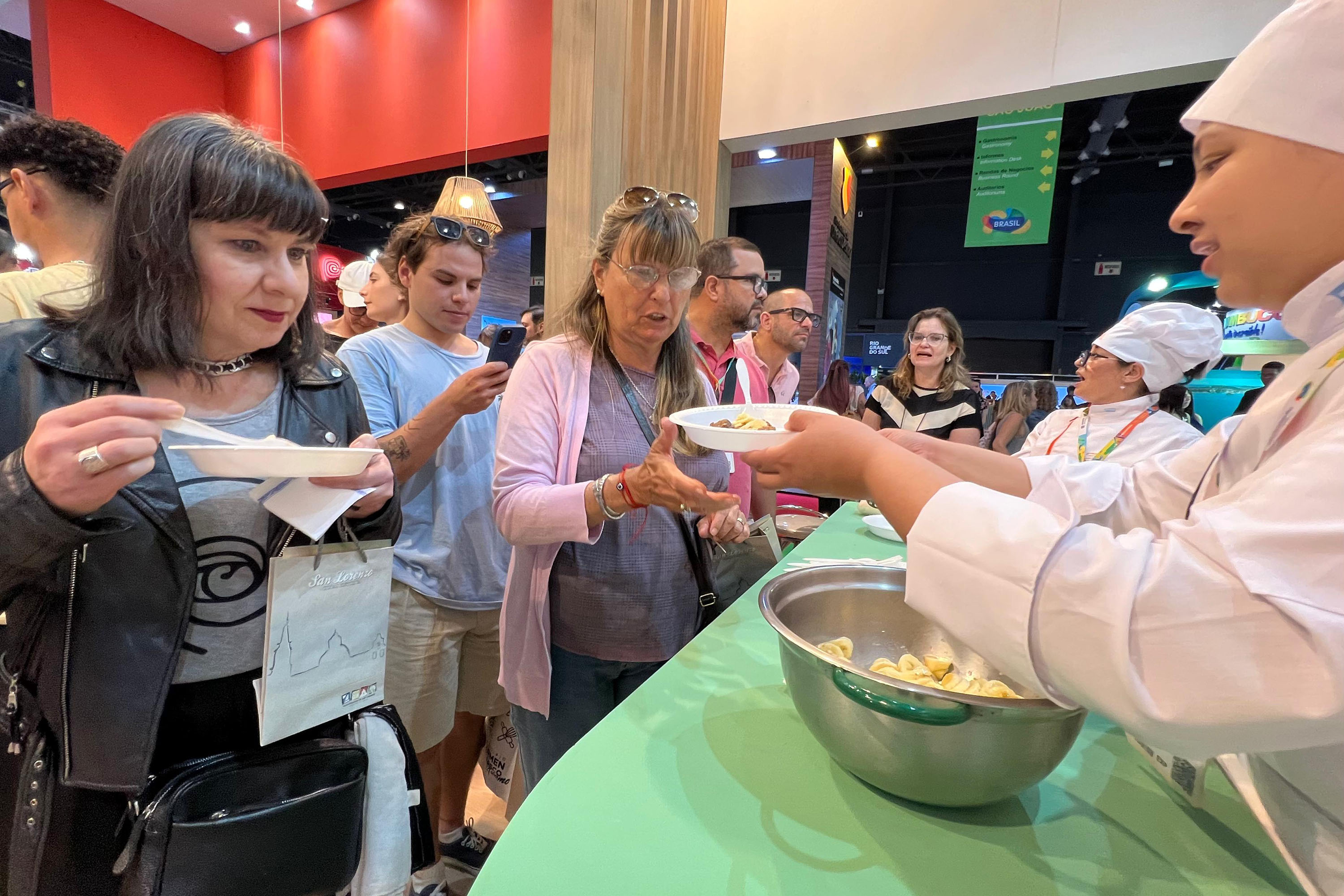 Saldo de mulheres empregadas no setor do turismo cresce 8,6% no Paraná