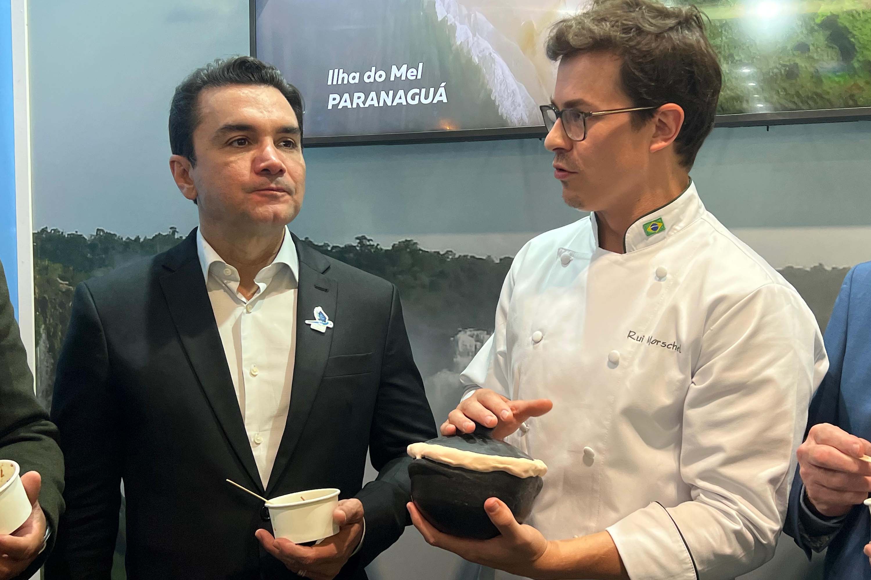 Famosos, autoridades e turistas estrangeiros provam barreado e bala de banana em feira europeia