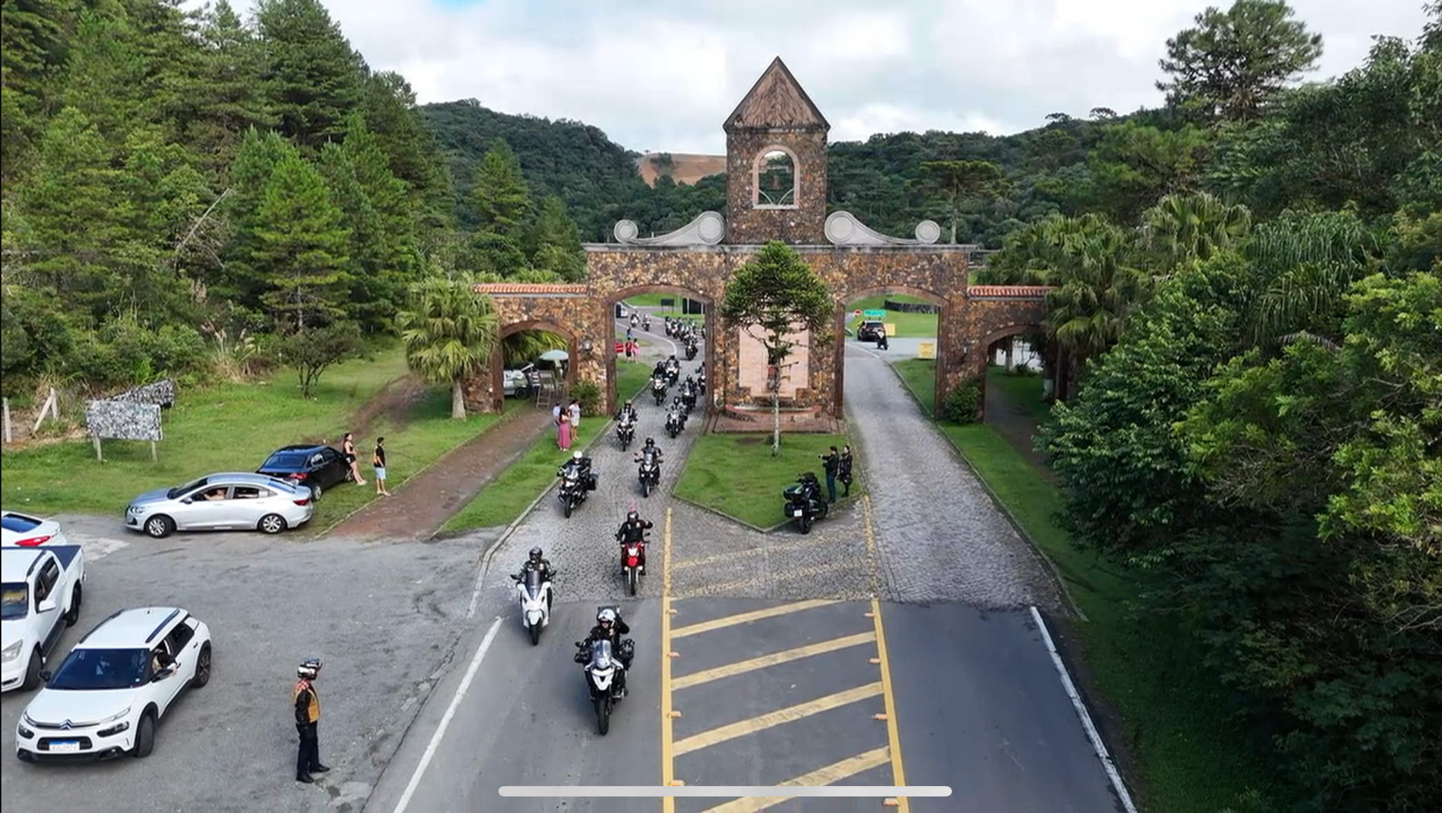 Sobre rodas: Grupo de motociclistas visita pontos turísticos estaduais e fomenta a economia do setor