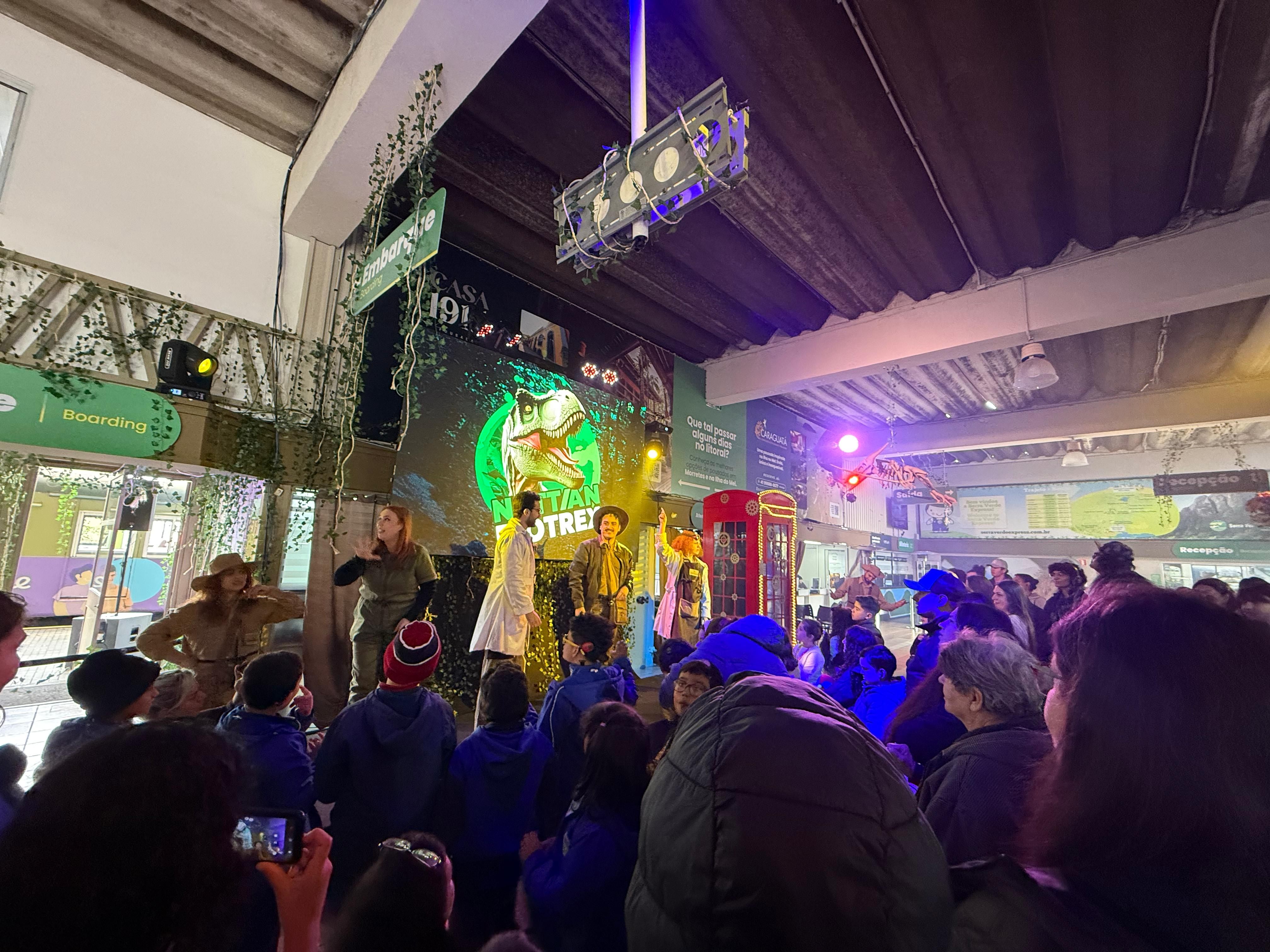 Teatro dinossauros no trem