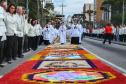 Tapetes tradicionais colorem ruas do Paraná no Corpus Christi