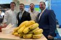 Famosos, autoridades e turistas estrangeiros provam barreado e bala de banana em feira europeia