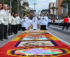 Tapetes tradicionais colorem ruas do Paraná no Corpus Christi