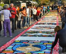 Tapetes tradicionais colorem ruas do Paraná no Corpus Christi