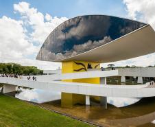 Museu Oscar Niemeyer - Foto: Banco de Imagens