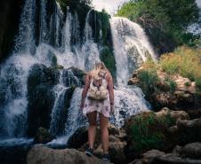 Mulher em uma cachoeira