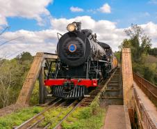 Trem dos Tropeiros: locomotiva a vapor percorre trajeto repleto de história a partir da Lapa