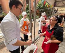 Notícia - Com recorde de participantes em estande, Paraná atrai turistas e negócios em feira no Paraguai