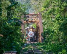 Notícia - Gastronomia típica, música e cultura: passeio de trem é opção turística do verão paranaense