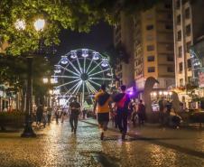 Maior Natal gratuito do Brasil estreia nesta sexta-feira e aquece turismo em Curitiba