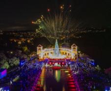Maior Natal gratuito do Brasil estreia nesta sexta-feira e aquece turismo em Curitiba