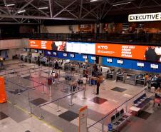 Primeiro voo direto do Paraguai desembarca lotado no Aeroporto Afonso Pena