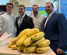 Famosos, autoridades e turistas estrangeiros provam barreado e bala de banana em feira europeia