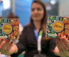 Famosos, autoridades e turistas estrangeiros provam barreado e bala de banana em feira europeia