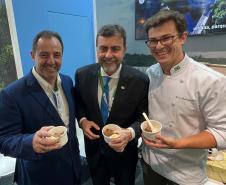 Famosos, autoridades e turistas estrangeiros provam barreado e bala de banana em feira europeia