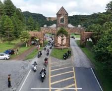 Sobre rodas: Grupo de motociclistas visita pontos turísticos estaduais e fomenta a economia do setor