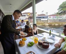 Serviços no Paraná crescem acima da média nacional e alta do turismo é o dobro do país