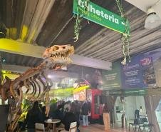 Teatro dinossauros no trem
