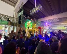 Teatro dinossauros no trem