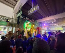 Teatro dinossauros no trem
