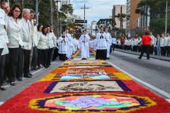 Tapetes tradicionais colorem ruas do Paraná no Corpus Christi