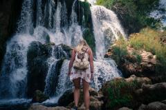 Mulher em uma cachoeira