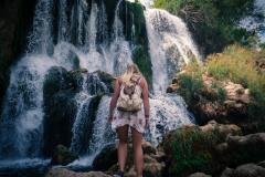 Mulher em uma cachoeira