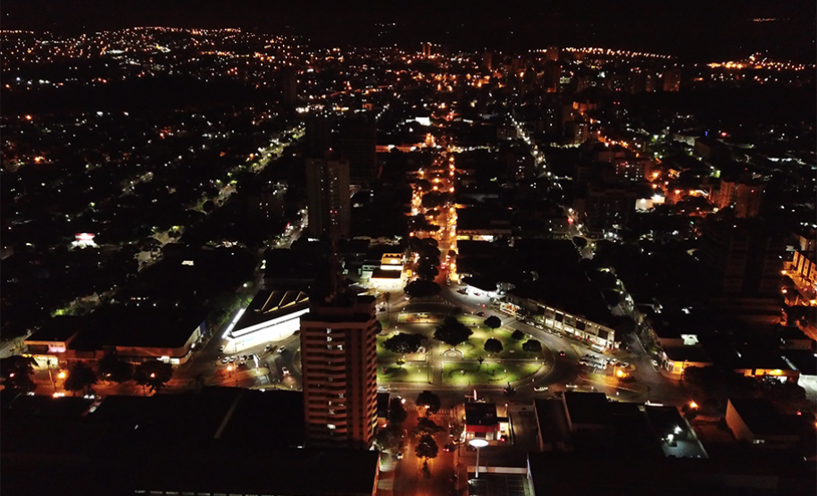 Vista aérea noturna da cidade de Umuarama