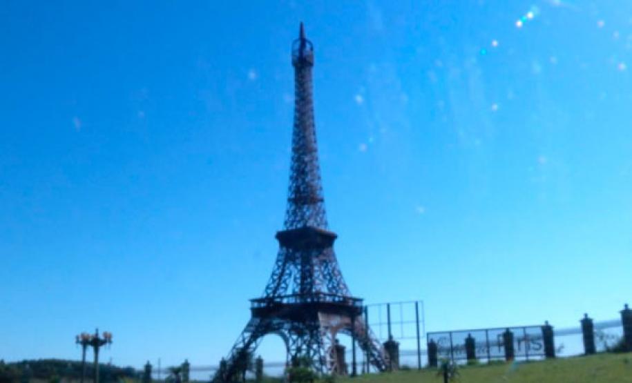 Réplica da Torre Eiffel - Foto: EAD Unipar