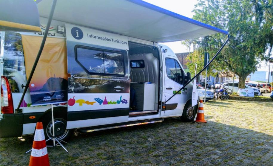Van leva informações turísticas durante jogos no Litoral
