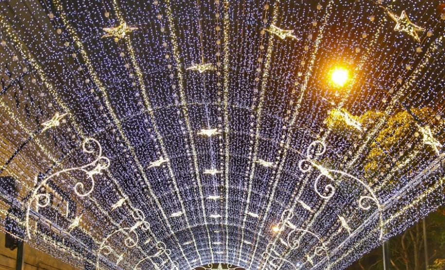 Festas de Natal já iluminam muitas cidades do Paraná