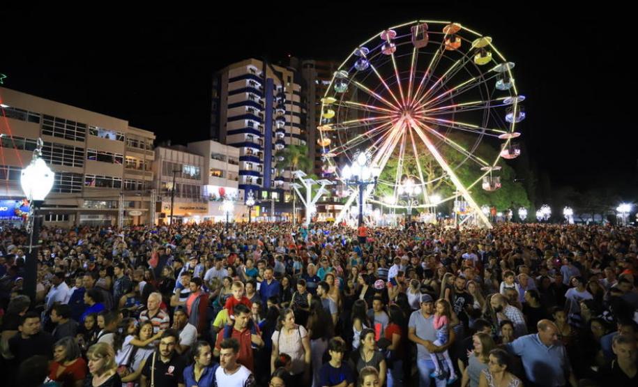 Festas de Natal já iluminam muitas cidades do Paraná