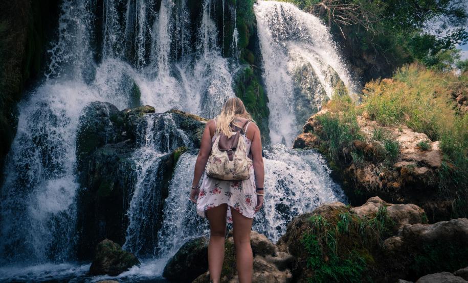Mulher em uma cachoeira