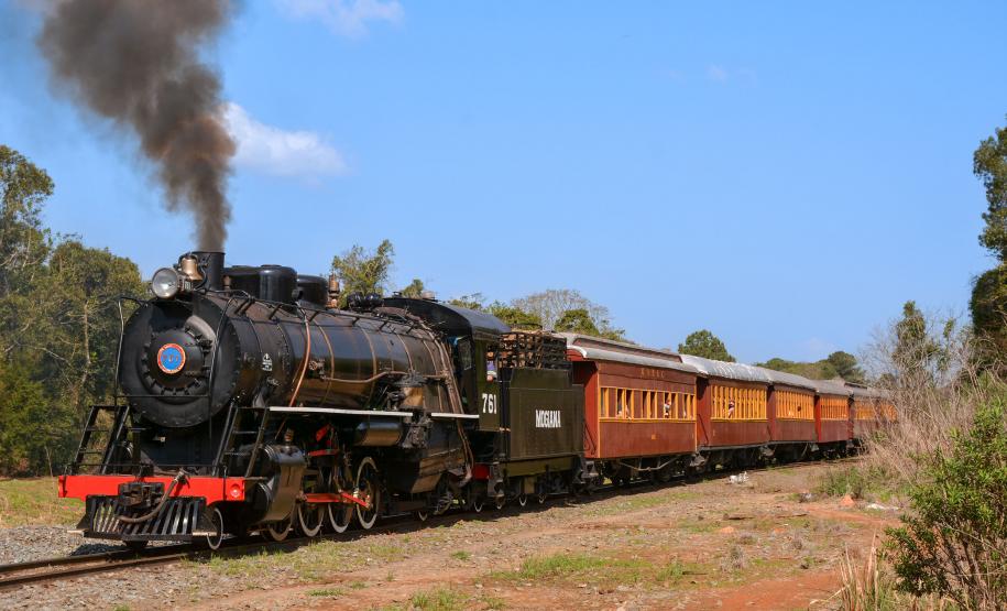 Trem dos Tropeiros: locomotiva a vapor percorre trajeto repleto de história a partir da Lapa