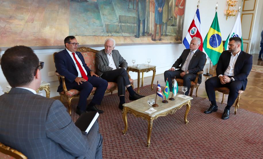 Notícia - Piana apresenta a embaixador da Costa Rica bons resultados na educação e no turismo